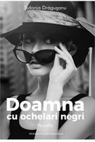 Doamna cu ochelari negri