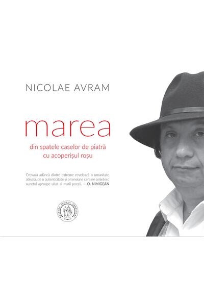 marea din spatele caselor de piatră cu acoperișul roșu