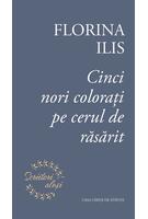 Cinci nori colorați pe cerul de răsărit