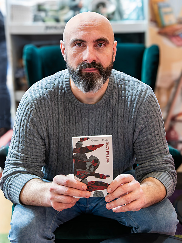 Poetul Cosmin Perța cu volumul „Hate Me Love”