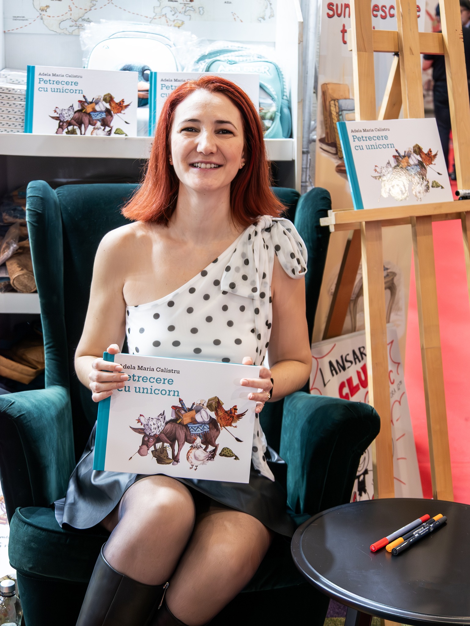 Adela Calistru autoarea si ilustratoarea cartii "Petrecere cu unicorn", la standul Editurii Arthur, Gaudeamus, 2025 Adela Calistru autoarea si ilustratoarea cartii "Petrecere cu unicorn", la standul Editurii Arthur, Gaudeamus, 2025